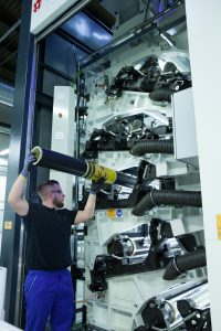 rkw_mitarbeiter-an-neuer-flexodruckmaschine