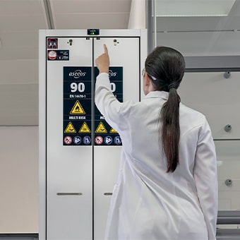 Arbeit mit Gefahrstoffen und Sicherheit im Labor