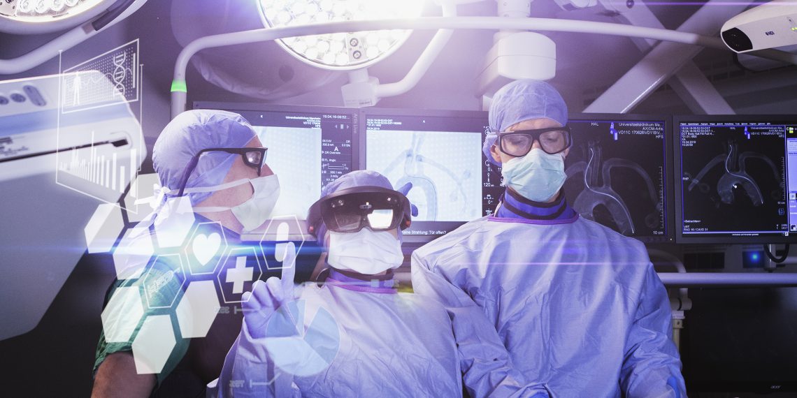 Im Projekt M2TC vernetzen die Wissenschaftler zusammen mit Partnern aus der Industrie alle medizinischen Geräte eines Operationssaals miteinander. (Bild: Fraunhofer IPA/Foto: Vanessa Stachel)