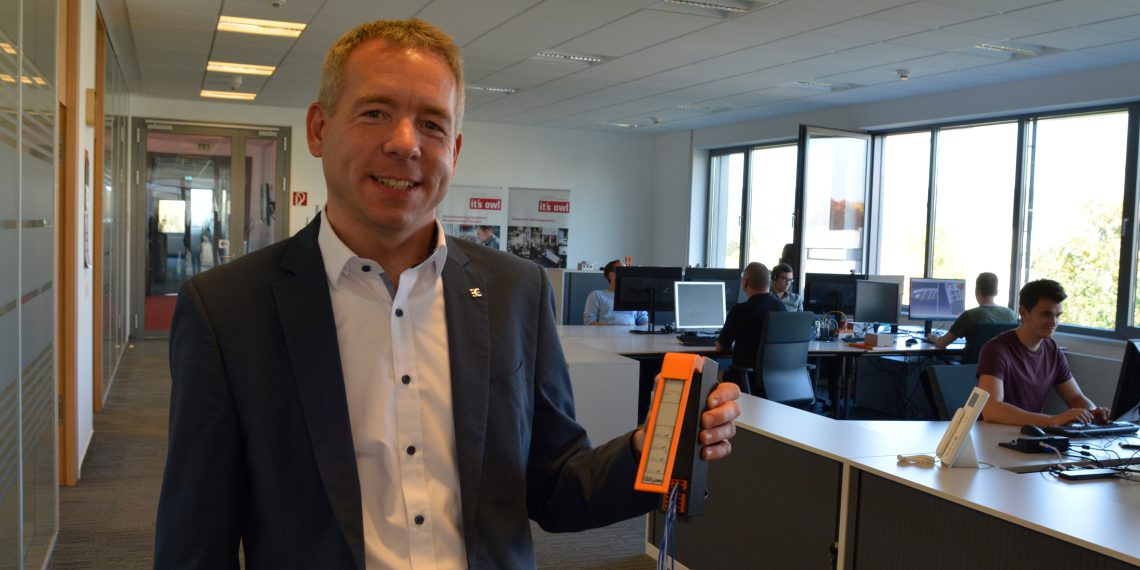 Dr. Sascha Nolte, Leiter des Smart Connectivity Competence Centers, zeigt in den Räumen des Smart Connectivity Competence Center im CENTRUM INDUSTRIAL IT (CIIT), voran die Mitarbeiter in Lemgo zukünftig arbeiten. Bild: Weidmüller