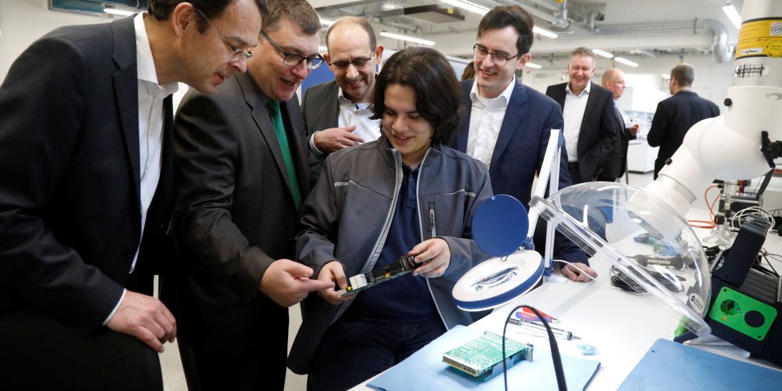 Ein Blick in das neue Competence Center Prozessanalysetechnik: Alexander Becker von Infraserv Prozesstechnik erläutert die Teststation für EMSR-Anlagen.