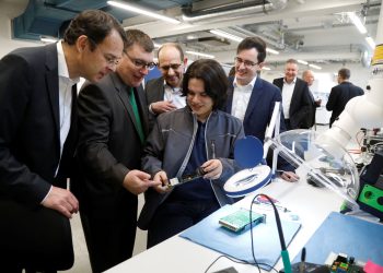 Ein Blick in das neue Competence Center Prozessanalysetechnik: Alexander Becker von Infraserv Prozesstechnik erläutert die Teststation für EMSR-Anlagen.