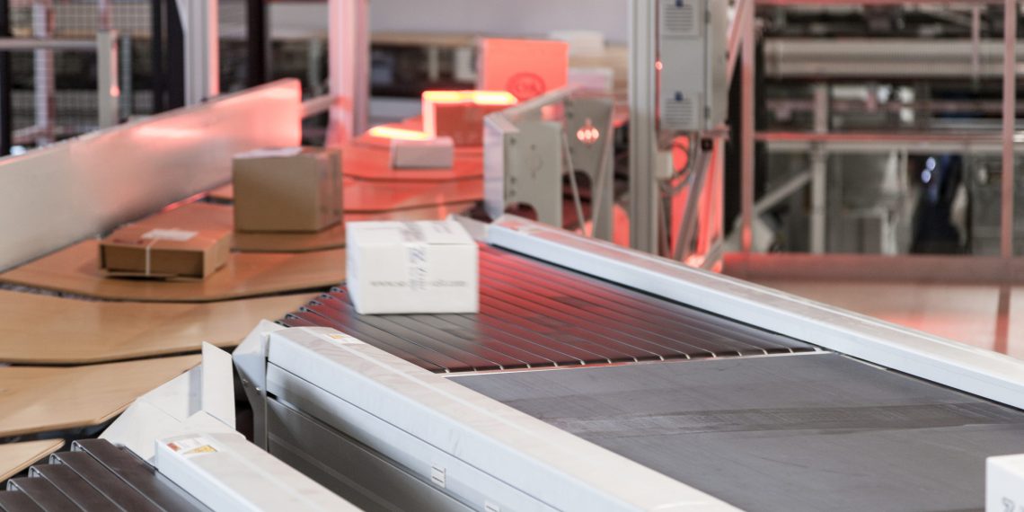 Herzstück des neuen Verteilzentrums ist der neue BG Sorter: Die Sendungen werden dynamisch eingeschleust. (Bild: Beumer Group)