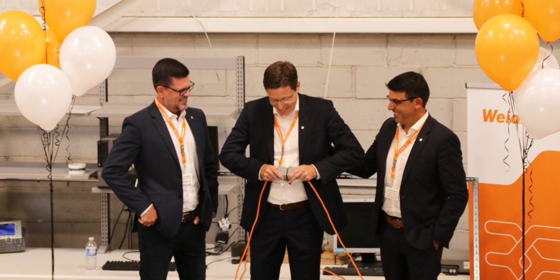 Durch die symbolische Öffnung eines Steckverbinders eröffnete Vertriebsvorstand Dr. Timo Berger (M.) gemeinsam mit Terry Hodgson, Verantwortlicher für die Region Amerika (li.), und Javi Richmond, Geschäftsführer von Weidmüller Canada (re.), das neue Gebäude in Kanada. (Bild: Weidmüller)