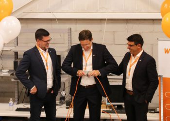 Durch die symbolische Öffnung eines Steckverbinders eröffnete Vertriebsvorstand Dr. Timo Berger (M.) gemeinsam mit Terry Hodgson, Verantwortlicher für die Region Amerika (li.), und Javi Richmond, Geschäftsführer von Weidmüller Canada (re.), das neue Gebäude in Kanada. (Bild: Weidmüller)