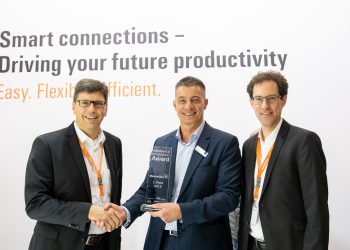Volker Bibelhausen (li.) und Tobias Gaukstern (re.) nahmen dankend die Auszeichnung auf der smart production solutions aus den Händen von Chefredakteur Ronald Heinze (m.) entgegen. (Bild: Weidmüller)