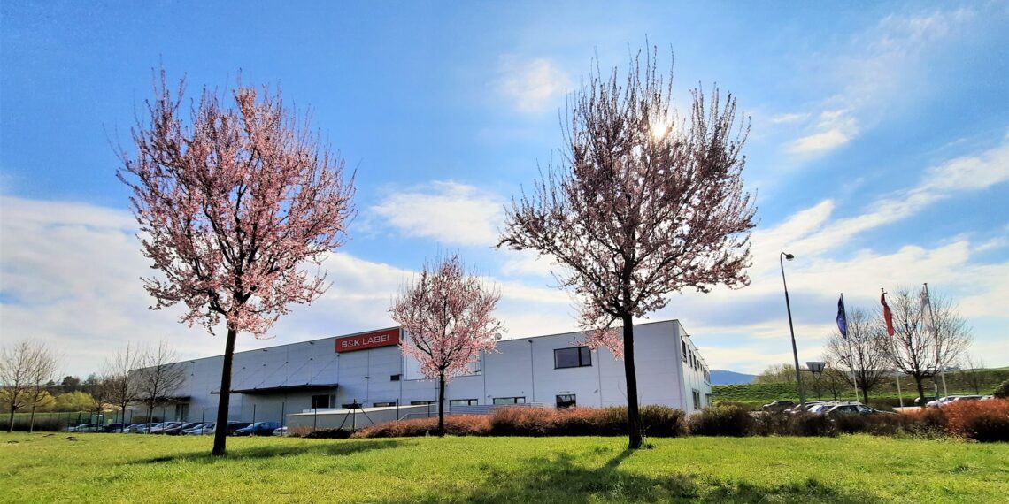 Über­nah­me von Pro­duk­ti­ons­stand­or­ten für fle­xi­ble Verpackungen