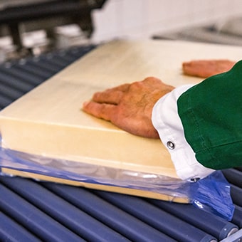 Multi-layer films for optimised cheese maturation