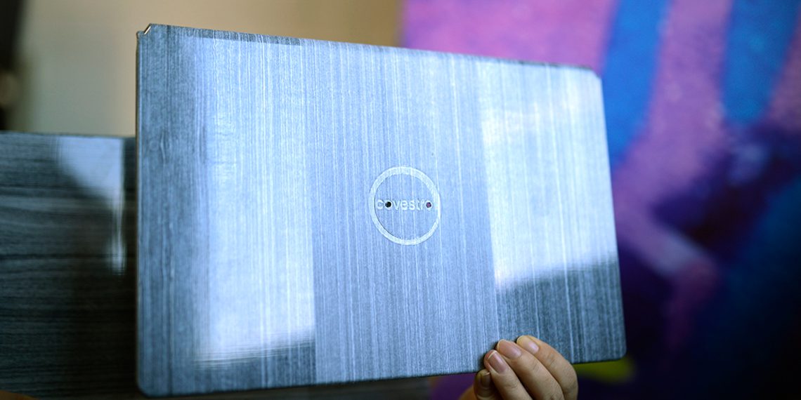 Laptop-Deckel mit optischen Oberflächen-Effekten. Covestro