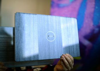 Laptop-Deckel mit optischen Oberflächen-Effekten. Covestro