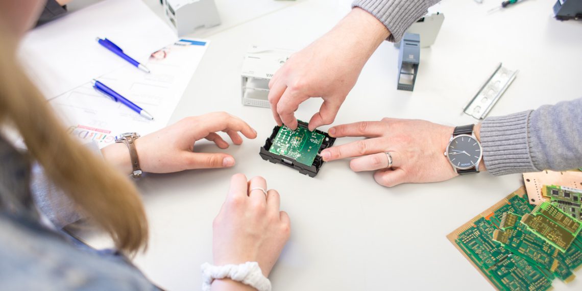 Auch beim diesjährigen Girls‘ Day öffnete die Yaskawa Europe GmbH an ihren drei deutschen Standorten in Allershausen, Eschborn und Herzogenaurach wieder ihre Türen für rund 55 Mädchen im Alter zwischen 12 und 16 Jahren.