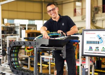 Effi­zi­en­te Ener­gie­über­tra­gung: Die Vor­tei­le von Ener­gie­ket­ten in der Industrie