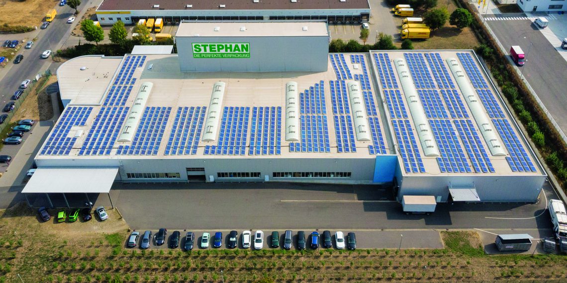 Durch die Installation einer Solaranlage auf dem Dach der Produktionshalle gelang es Stephan Schaumstoffe den Recyclingprozess CO2-neutral zu gestalten. (Bild: Stephan Schaumstoffe)