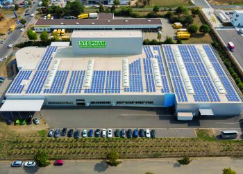 Durch die Installation einer Solaranlage auf dem Dach der Produktionshalle gelang es Stephan Schaumstoffe den Recyclingprozess CO2-neutral zu gestalten. (Bild: Stephan Schaumstoffe)