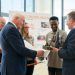 Bei dem Besuch bei Lapp tauschte sich der Bundespräsident mit Auszubildenden, den Inhabern und Mitarbeitern, die nach der Ausbildung zu Führungskräften aufgestiegen sind, aus.