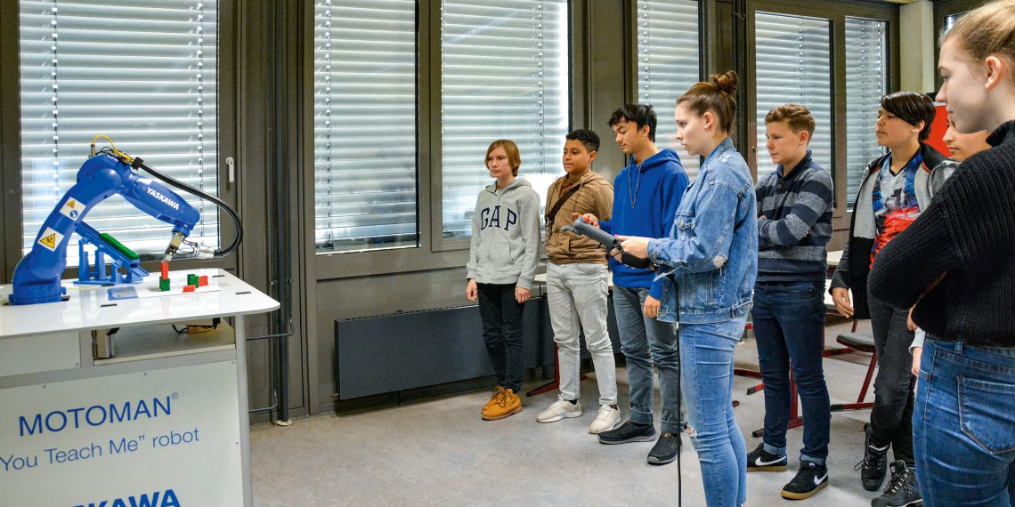 Schüler der Hans-Dietrich-Genscher-Schule beim Programmieren eines Motoman Industrieroboters. Bild: HDG Yaskawa