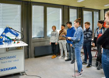 Schüler der Hans-Dietrich-Genscher-Schule beim Programmieren eines Motoman Industrieroboters. Bild: HDG Yaskawa