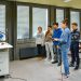 Schüler der Hans-Dietrich-Genscher-Schule beim Programmieren eines Motoman Industrieroboters. Bild: HDG Yaskawa