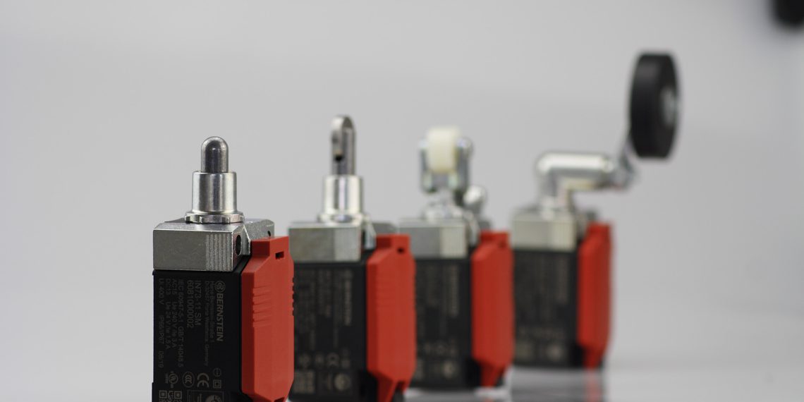 Der Positionsschalter IN73 ist mit einer Auswahl an Betätigern erhältlich, die sich werkzeuglos drehen und wechseln lassen. (Bild: Bernstein)