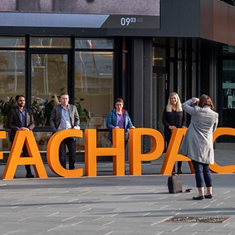 Fachpack-Mitarbeiter beim Fotografieren vor dem Gebäude