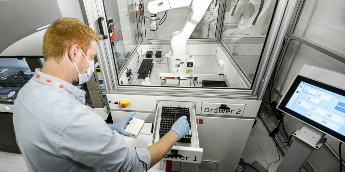 Auto­ma­ti­sie­rung von Anti­kör­per­tests zur Bekämp­fung von COVID