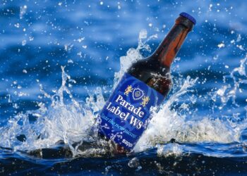 Nass­fes­te Eti­ket­ten­pa­pie­ren mit lein­enge­präg­ter Variante