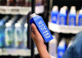 On-the-go-Kar­ton­fla­sche bie­tet Umweltvorteilen