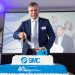 Ralf Laber, Geschäftsführer SMC Deutschland, schneidet beherzt die Geburtstagstorte an.