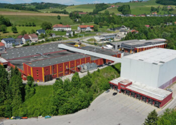 Mon­di inves­tiert in Falt-Klebemaschine