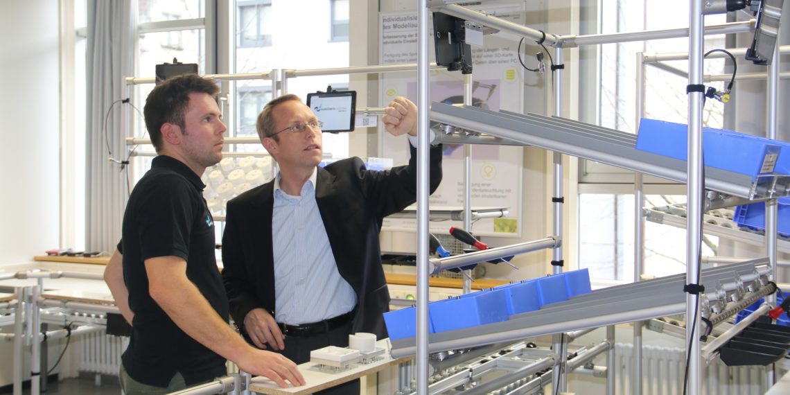 Im Lean Labor der Modellfabrik Bodensee lernen Studierende und externe Teilnehmer, wie sich der Lean-Gedanke mit der Digitalisierung verbinden lässt und welche Synergieeffekte entstehen. Bild: Item Industrietechnik