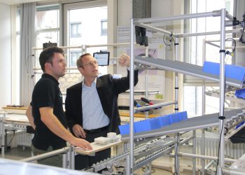 Im Lean Labor der Modellfabrik Bodensee lernen Studierende und externe Teilnehmer, wie sich der Lean-Gedanke mit der Digitalisierung verbinden lässt und welche Synergieeffekte entstehen. Bild: Item Industrietechnik