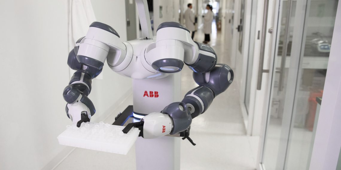 ABB präsentiert Konzept eines mobilen Laborroboters für das Krankenhaus der Zukunft