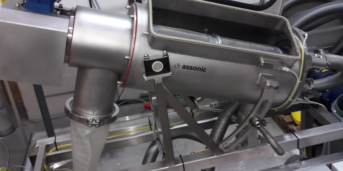 Die RoSL 700 von Assonic bietet eine sehr effektive Partikeltrennung, speziell in der Vorfiltration und bei größeren Flüssigkeitsmengen. Sie kann am Messestand auf der Achema in Aktion erlebt werden.