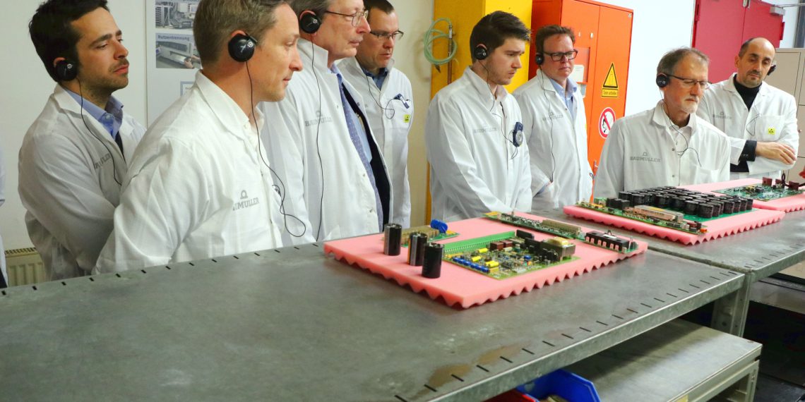 Einen interessanten Einblick gewannen die Teilnehmer bei der Führung durch die Elektronikfertigung, in der auch Leiterplatten bestückt werden.