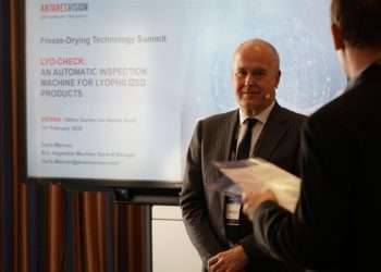 Carlo Marconi präsentiert Lyo Check. (Bild: Antares Vision)