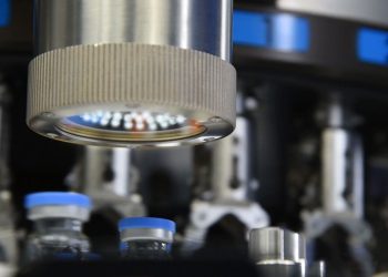 Die Lyo-Check prüft die inhomogenen Oberflächen von lyophilisierten Produkten anhand ihrer hochkomplexen Bildverarbeitungsalgorithmen, die ein Auswerfen von Pseudofehlern vermeiden.