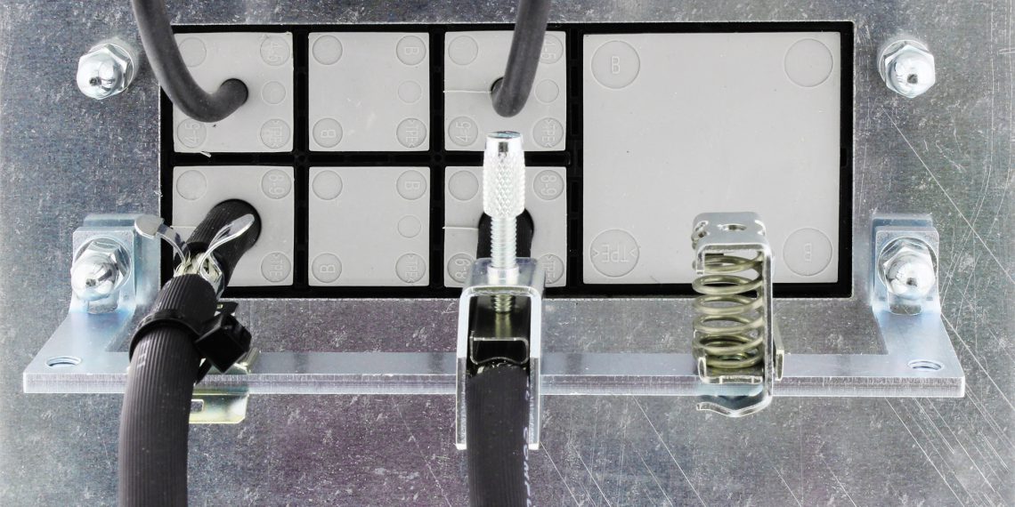 Sichere Schirmkontaktierung: Die EMV-Schiene für das Kabeldurchführungssystem KDSClick.