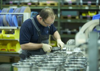 Montage von gasgeschmierten Kompressorendichtungen am Standort Eurasburg. (Bild: Eagle Burgmann)