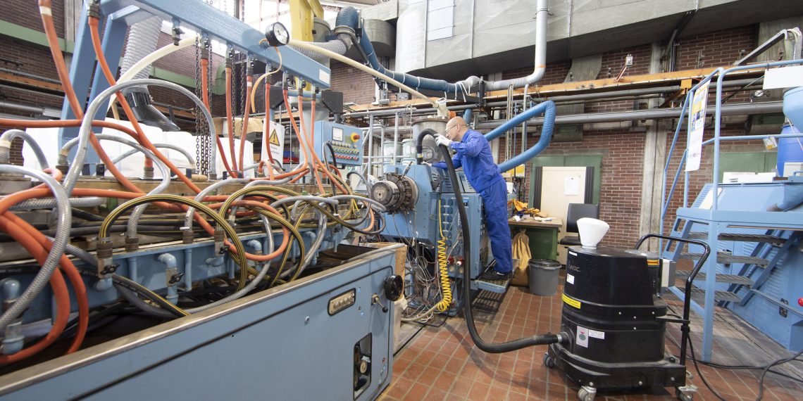 Mit einem Staub-Ex-Sauger wird die Umgebung der Extrusionsanlagen in der Vestolit-Anwendungstechnik freigehalten von Polymer- und Additivpulvern. Bild: Ruwac