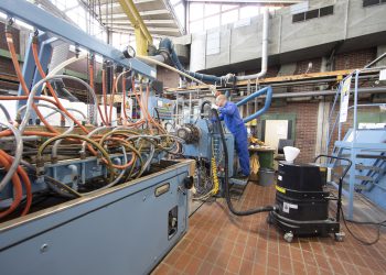 Mit einem Staub-Ex-Sauger wird die Umgebung der Extrusionsanlagen in der Vestolit-Anwendungstechnik freigehalten von Polymer- und Additivpulvern. Bild: Ruwac