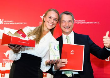 Nora Wigand, Marketing Account Manager D-A-CH, und Udo Felten, Manager Product Related Global Environmental Sustainability & Affairs bei SIG nahmen jetzt in Nürnberg den Deutschen. Bild: Uwe Niklas
