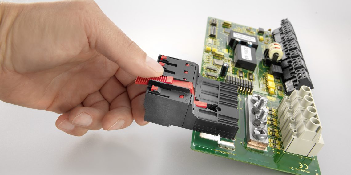 Omnimate Power BUF 10.16: Der Mittelflansch ermöglicht eine automatische Verrastung mit einer Hand. Bild: Weidmüller