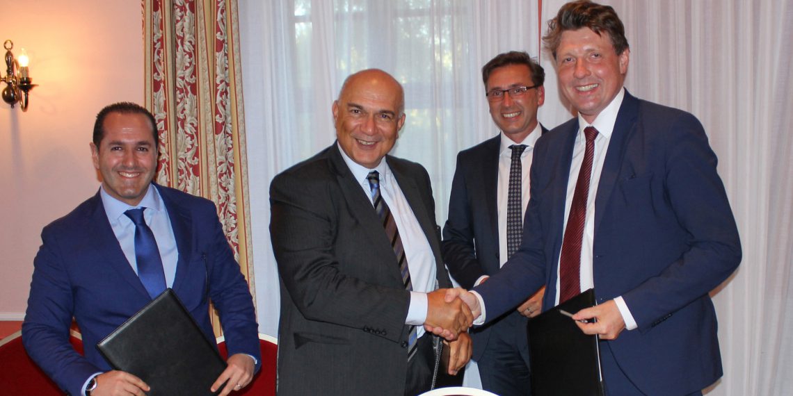 Badr Ikken, Mostafa Terrab und Prof. Ralf B. Wehrspohn (von links) unterzeichneten ein Memorandum of Understanding. Im Hintergrund Staatssekretär Thomas Wünsch. Bild: Fraunhofer IMWS