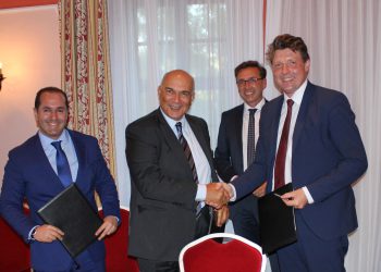 Badr Ikken, Mostafa Terrab und Prof. Ralf B. Wehrspohn (von links) unterzeichneten ein Memorandum of Understanding. Im Hintergrund Staatssekretär Thomas Wünsch. Bild: Fraunhofer IMWS