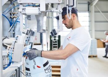 Absa­cken, wie­gen, dosie­ren und ver­pa­cken in der Nährstoffproduktion