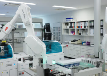 Rein­raum-Robo­ter für auto­ma­ti­sier­ten Labortisch