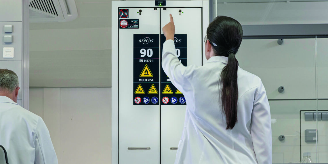 Arbeit mit Gefahrstoffen und Sicherheit im Labor