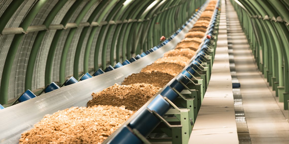 Die Beumer Group ist ein Hersteller von Intralogistiksystemen. Zum Portfolio gehören auch Gurtförderanlagen, die zum Beispiel Kalkstein sicher und leise transportieren – ohne Mensch und Natur zu stören.