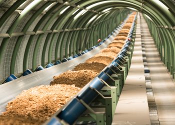 Die Beumer Group ist ein Hersteller von Intralogistiksystemen. Zum Portfolio gehören auch Gurtförderanlagen, die zum Beispiel Kalkstein sicher und leise transportieren – ohne Mensch und Natur zu stören.