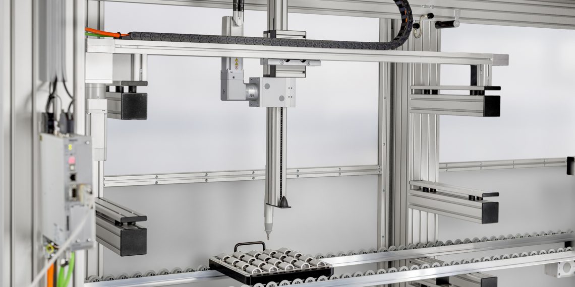 Mithilfe der Lineartechnik werden komplexe Bewegungsabläufe in einfache Anwendungen entlang einer Achse umgesetzt. Bild: item Industrietechnik